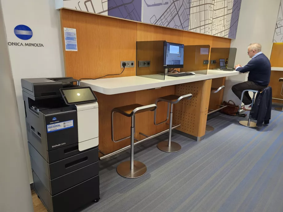 Um local de trabalho e uma impressora