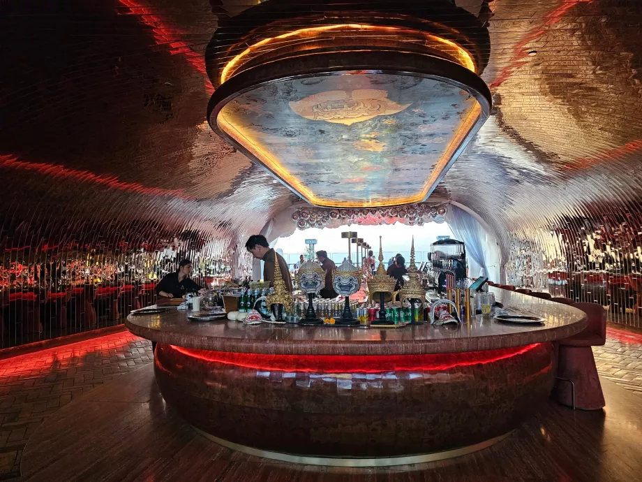 Bar no terraço do Akara Sky Hanuman