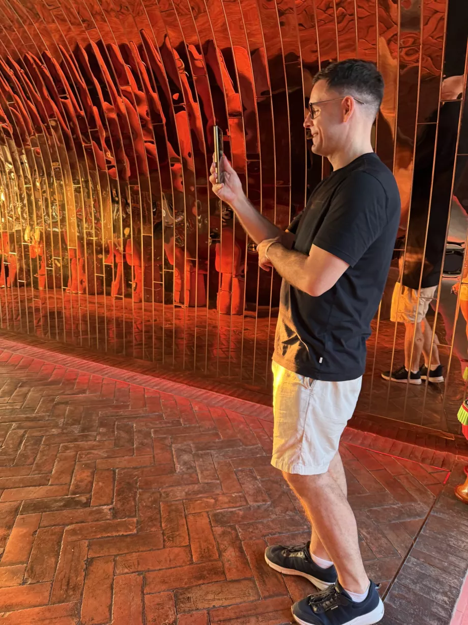 Eu no bar do telhado do Akara Sky Hanuman