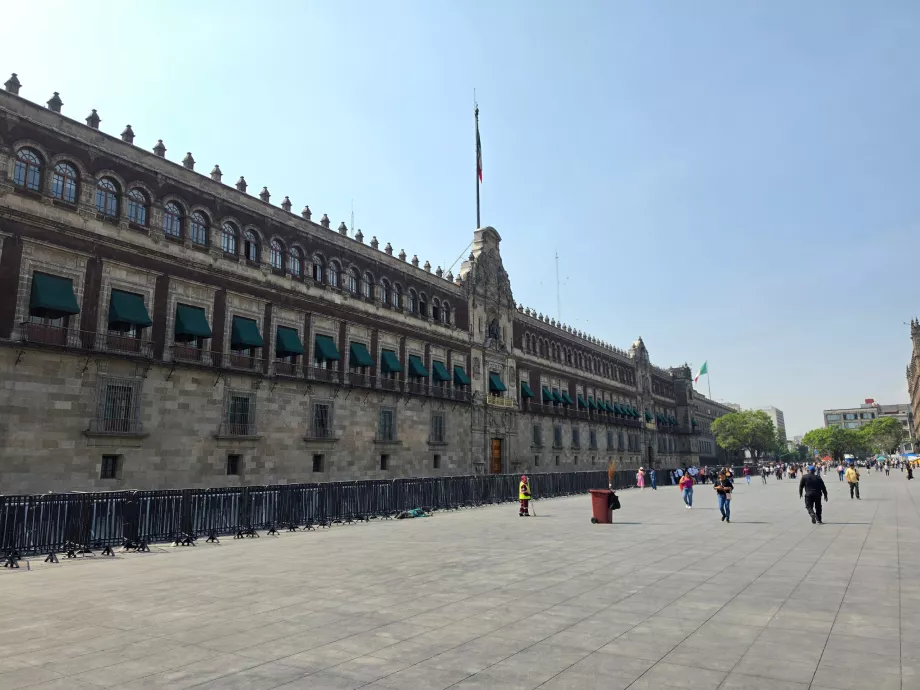 Praça do Zócalo, Palácio Nacional
