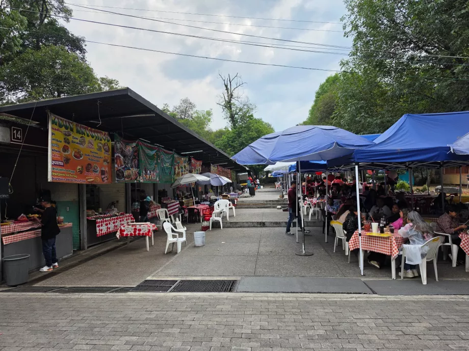 Bosque de Chapultepec, bancas de comida