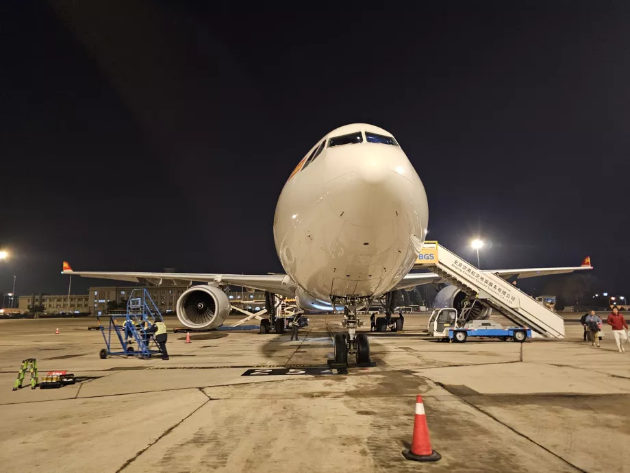 Avião após a chegada a Pequim