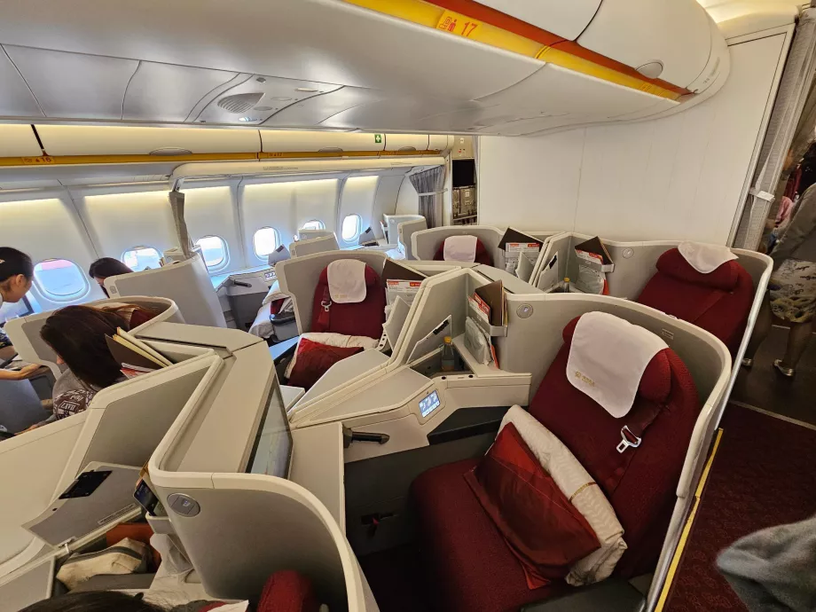 Par de bancos no meio