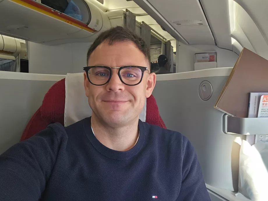 Eu na classe executiva da Hainan Airlines