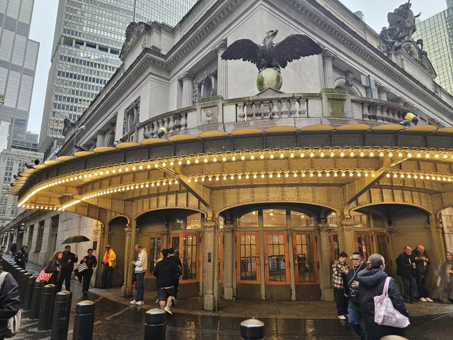 Estátua da águia por cima da entrada