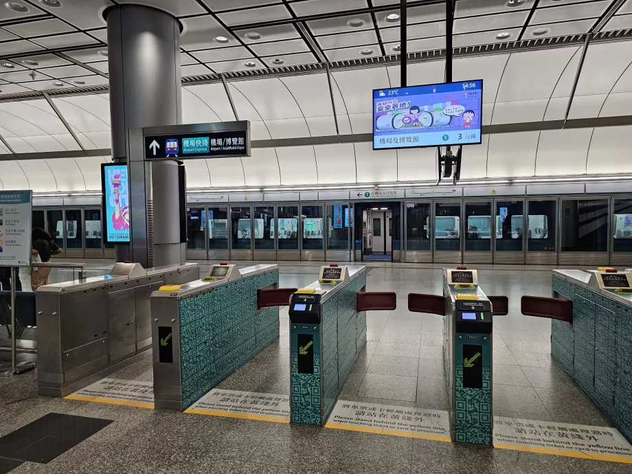 Torniquetes à entrada da estação de metro
