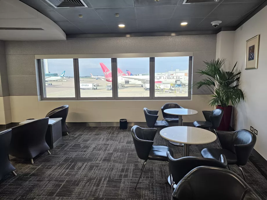 Sala de estar com vista para a pista do aeroporto