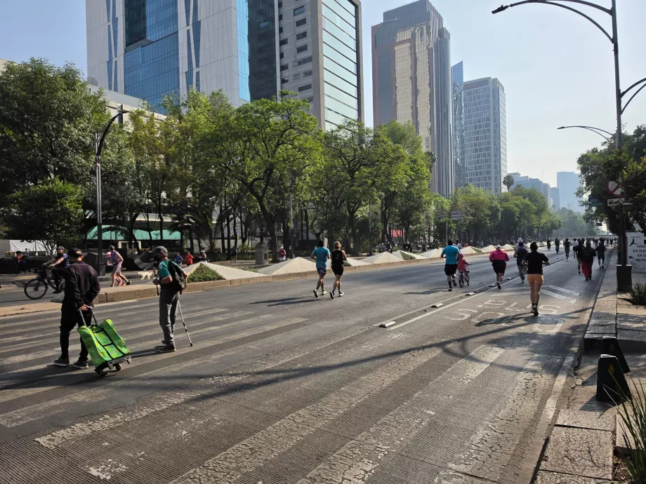 Uma corrida de domingo de manhã ao longo da Avenida Reforma