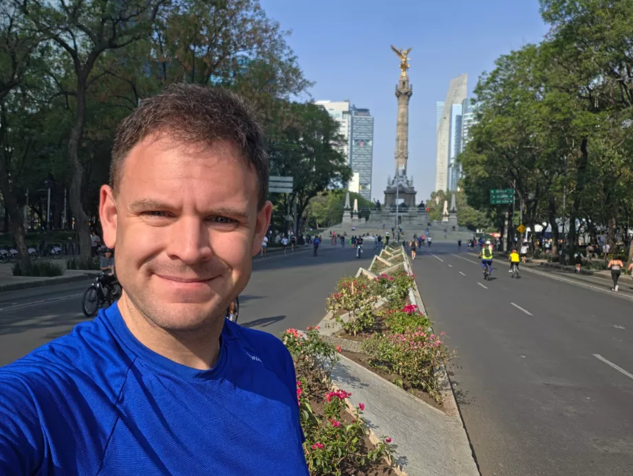 Eu, durante a minha corrida de domingo de manhã ao longo da Rua Reforma