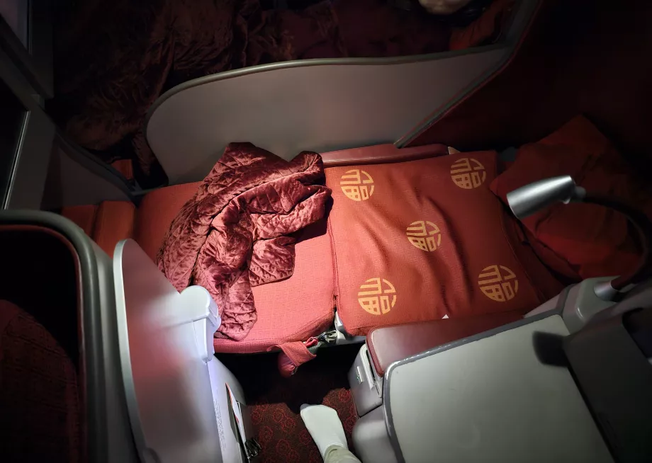 Sofá desdobrado em cama