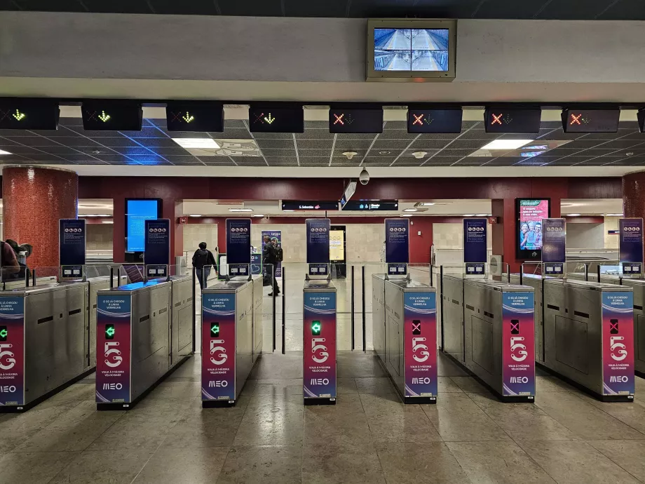 Torniquetes para entrar na estação de metro