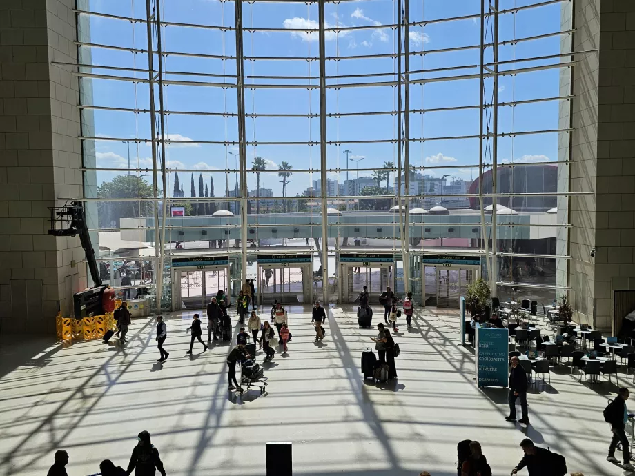 Saída do Terminal 1 para o metro e os autocarros