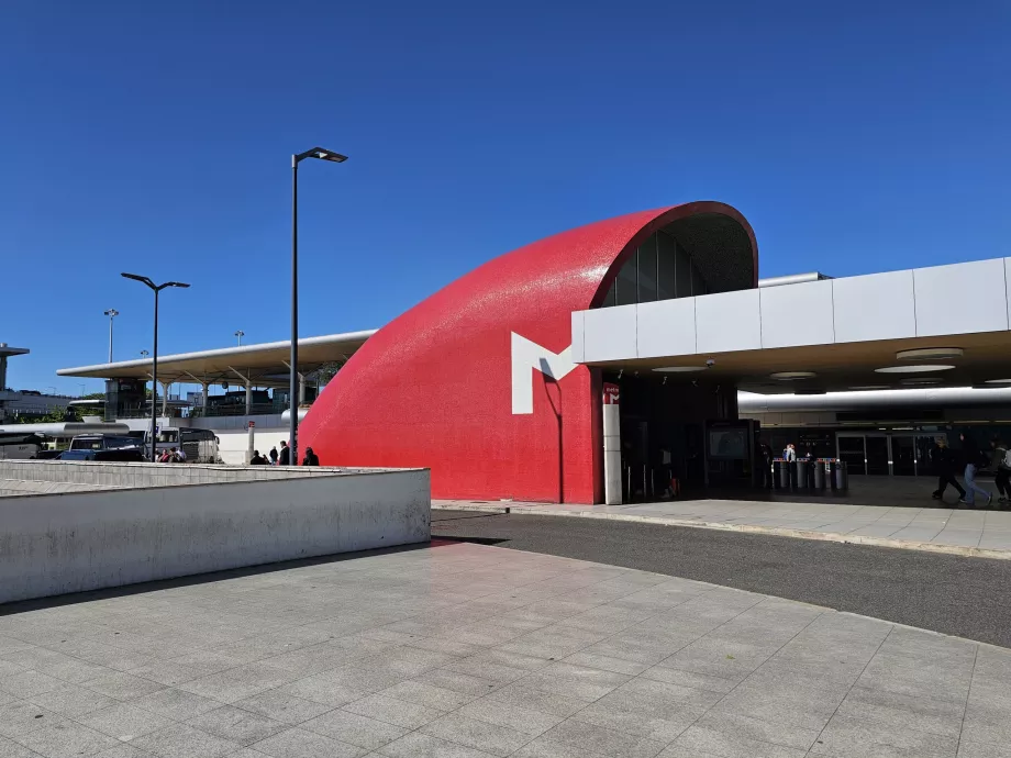 Estação de metro em frente ao Terminal 1