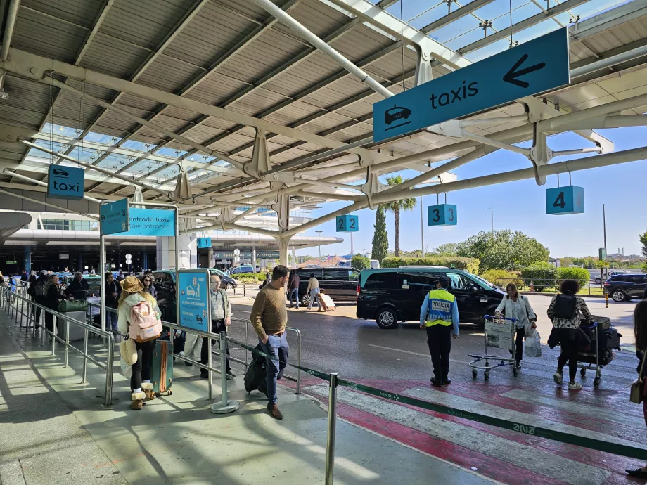 Paragem de táxis em frente ao Terminal 1