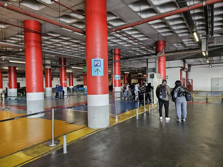 Parque de estacionamento P2 - Paragem de táxis Uber e Bolt