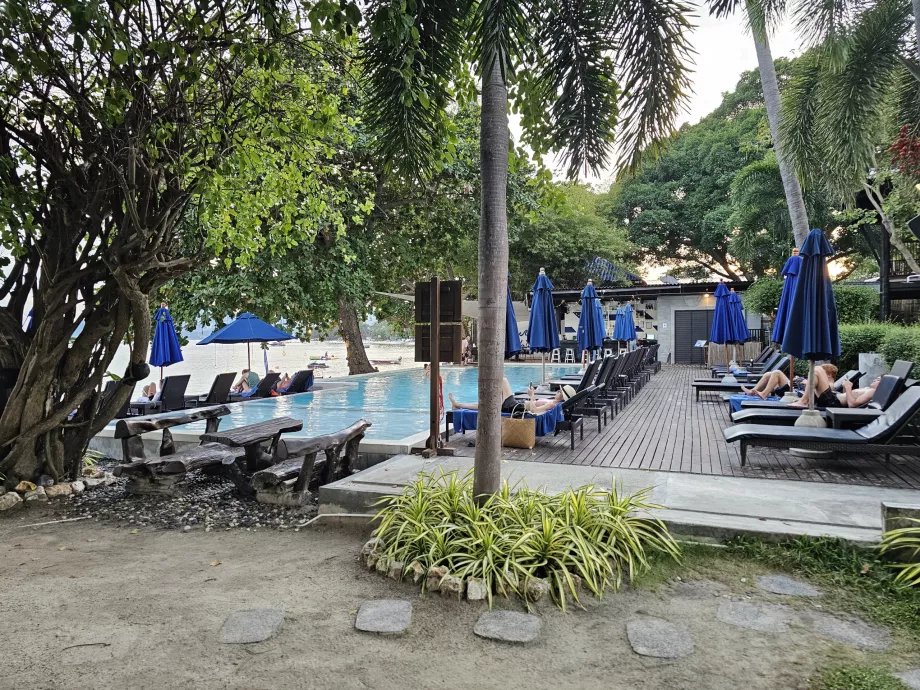 Piscina com espreguiçadeiras