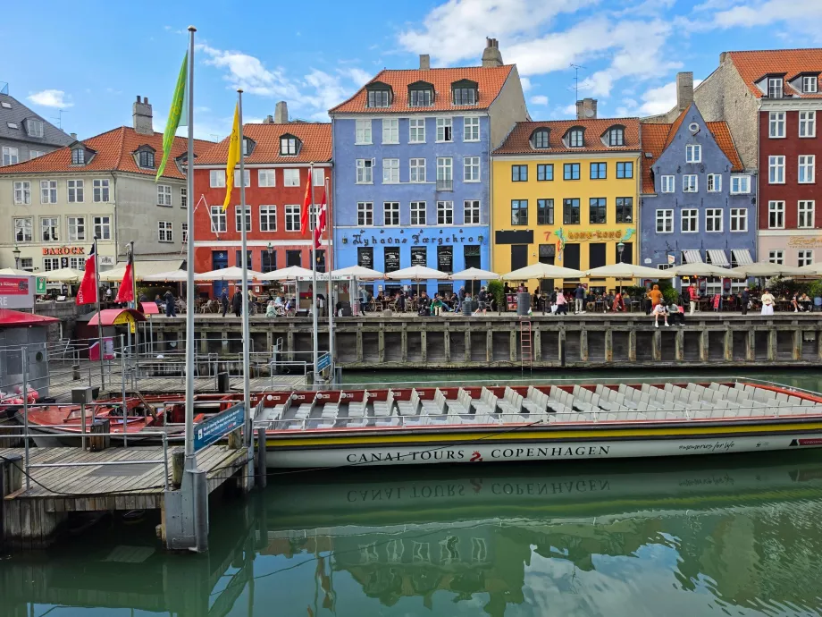 Passeio de barco turístico em Nyhavn
