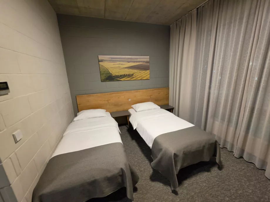 Air Hotel, quarto