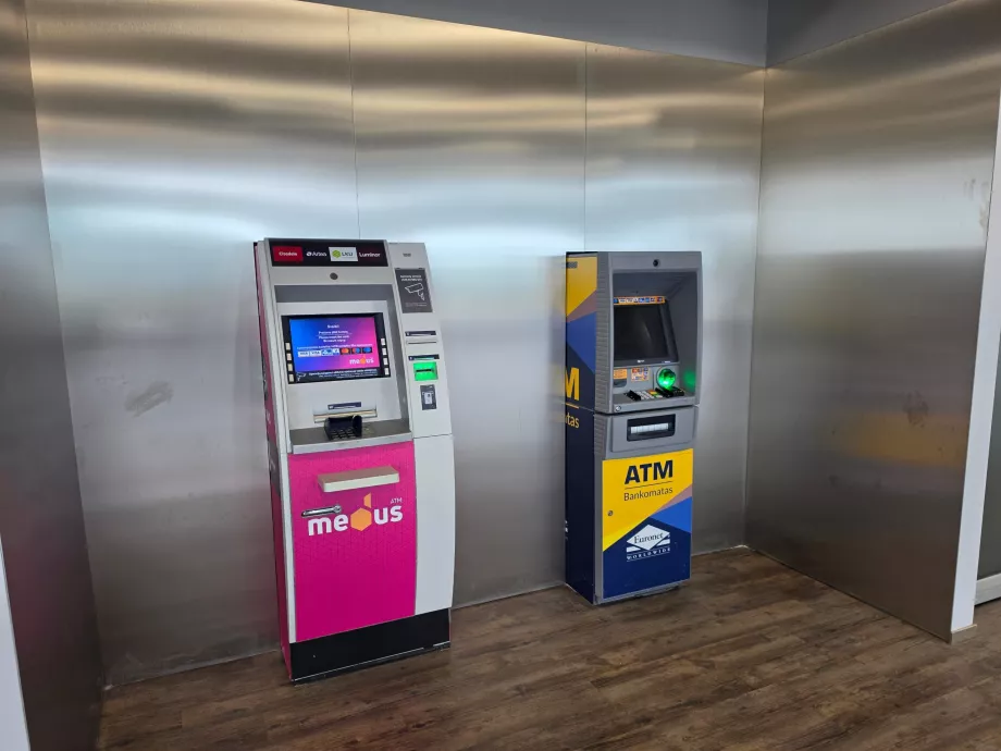 Caixa automática no átrio das chegadas