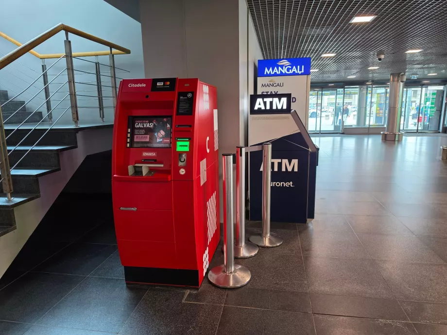 Caixas automáticas no átrio das chegadas