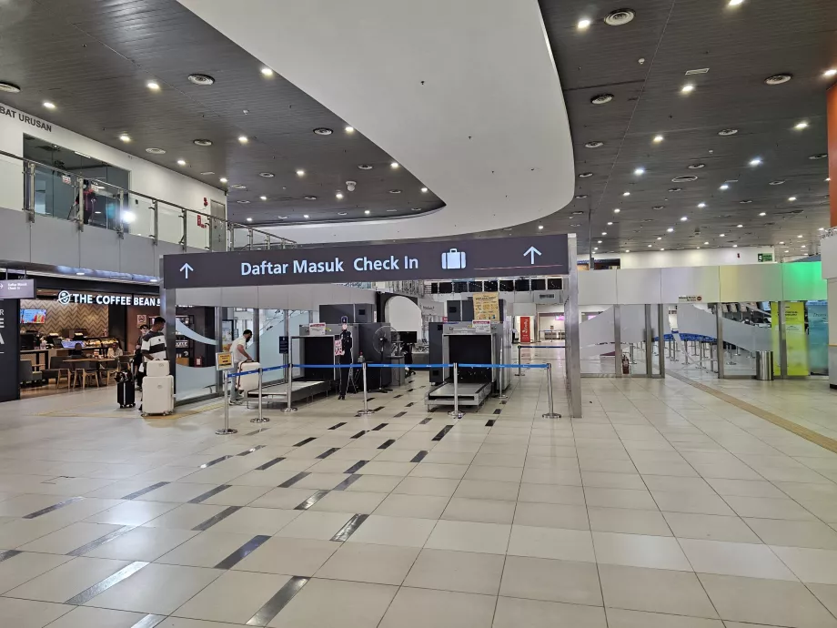 Controlo de segurança nos balcões de check-in