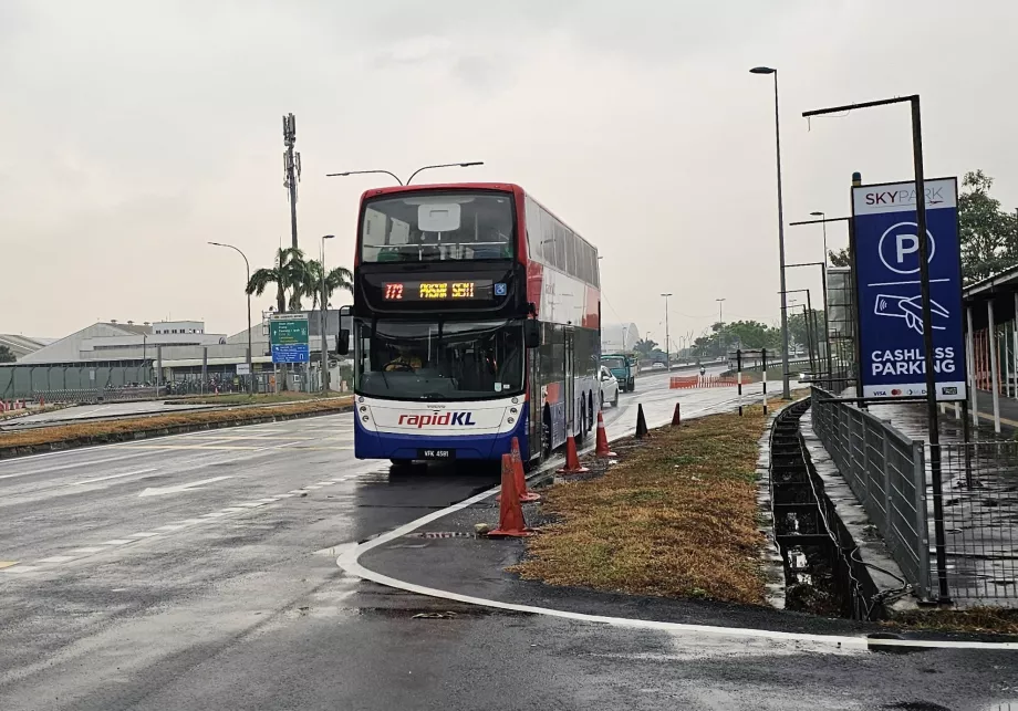 Linha 772 em direção a KL Sentral