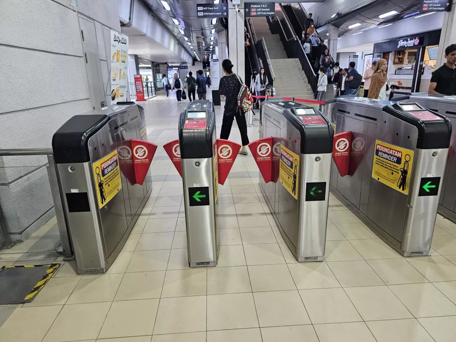 Torniquetes à entrada do metro