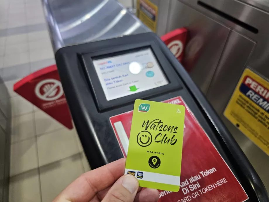 Utilizar o cartão Touch-n-Go para entrar no metro