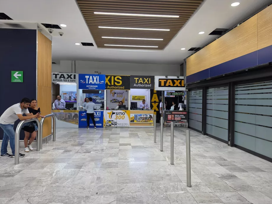 Balcões de táxis no átrio de chegadas