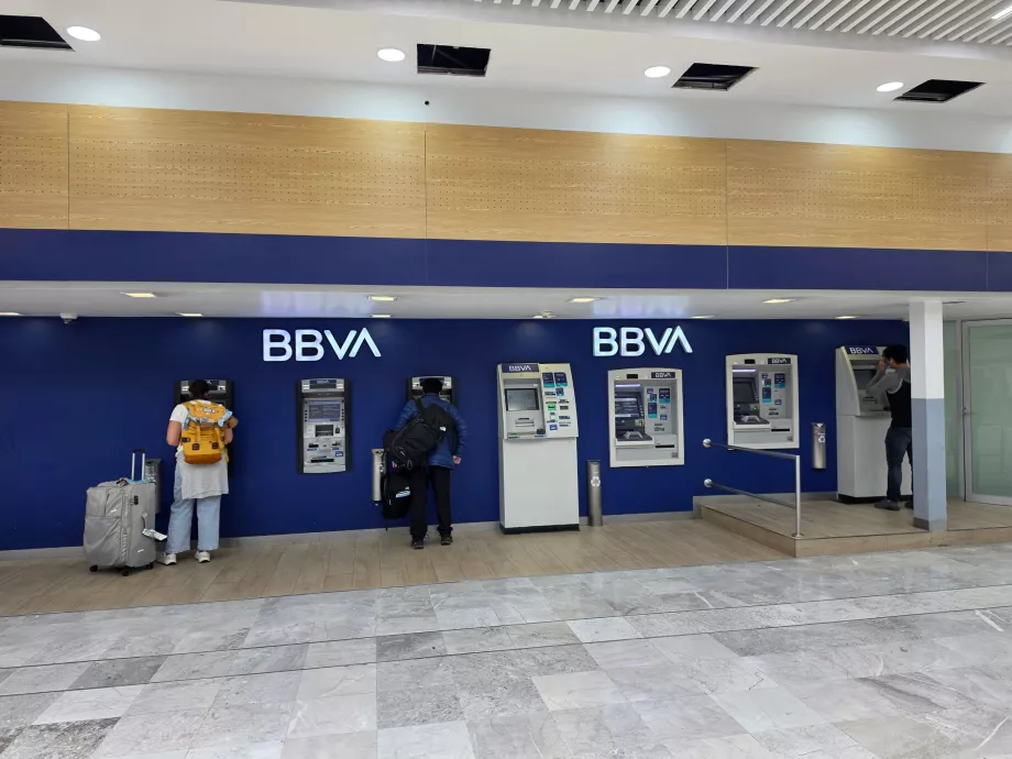 Caixas automáticas no átrio das chegadas