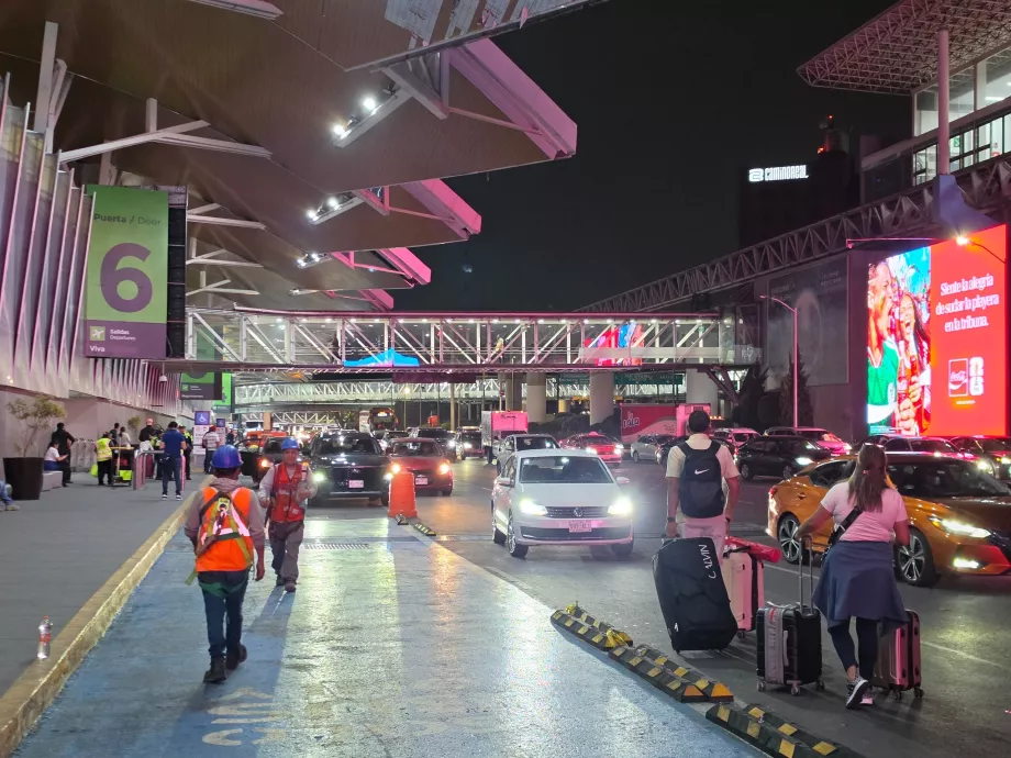 Ponto de recolha da Uber em frente ao Terminal 1
