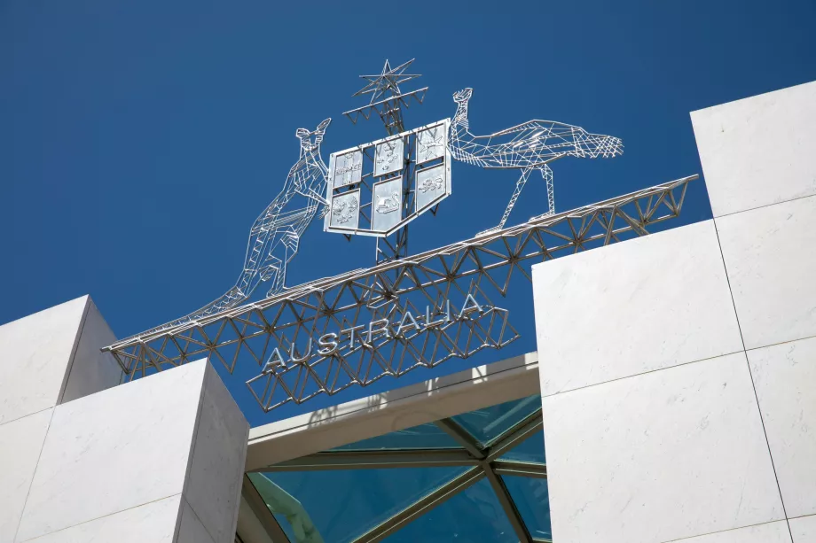 Brasão de armas australiano por cima da entrada do Parlamento