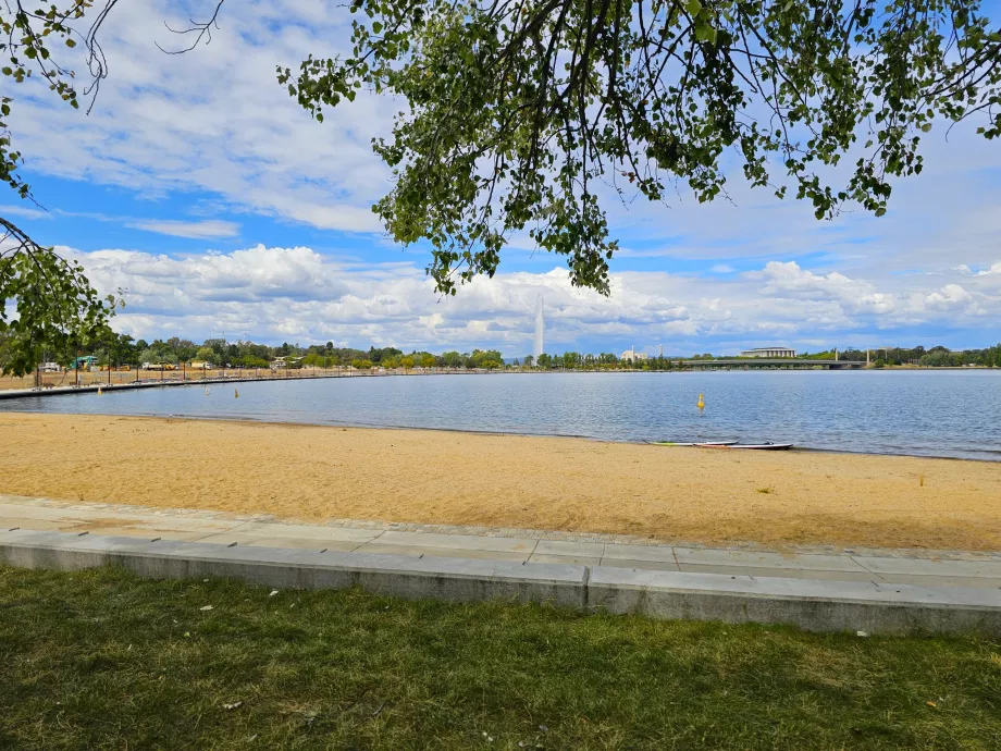 Praia junto ao lago