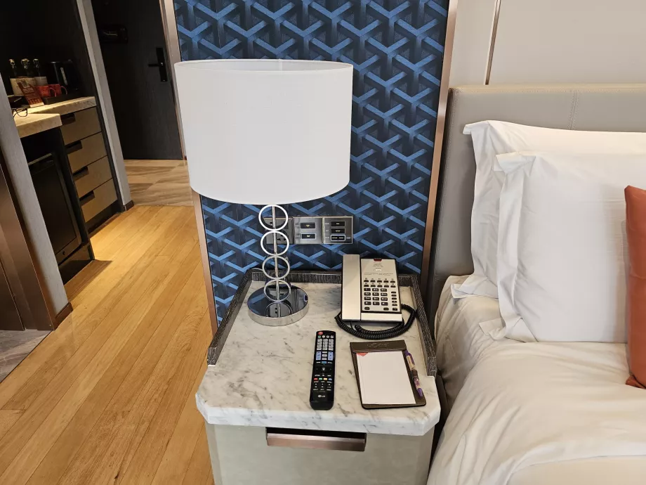 Mesa de cabeceira com telefone