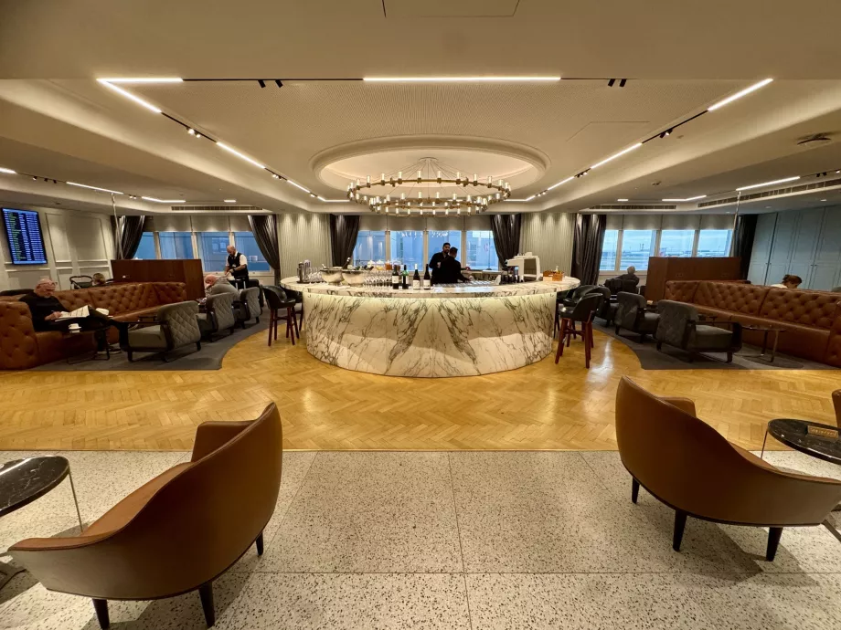 Sala de estar no piso superior com bar