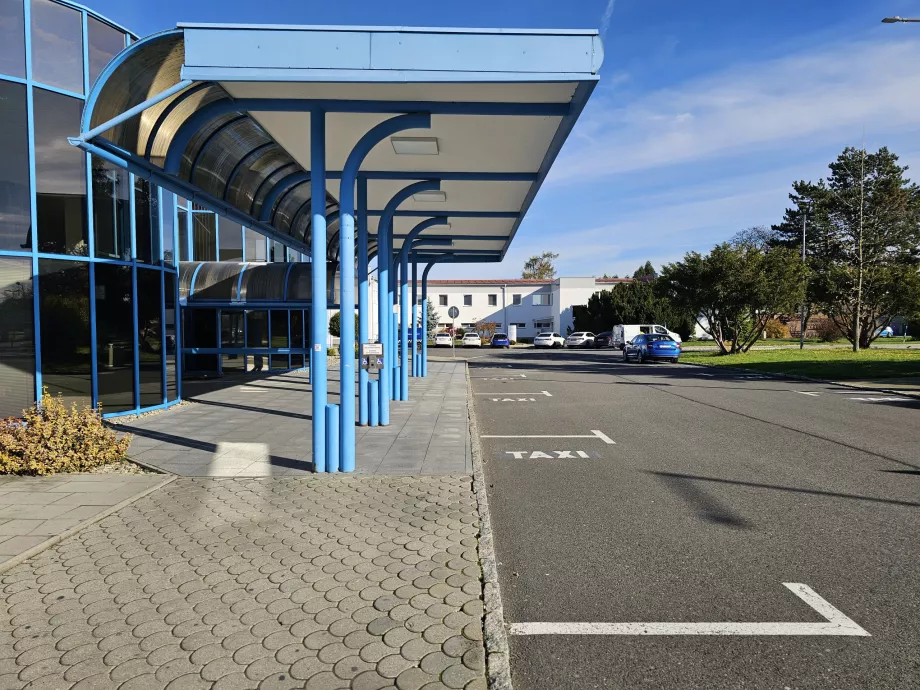 Paragem de táxis em frente ao átrio de chegadas