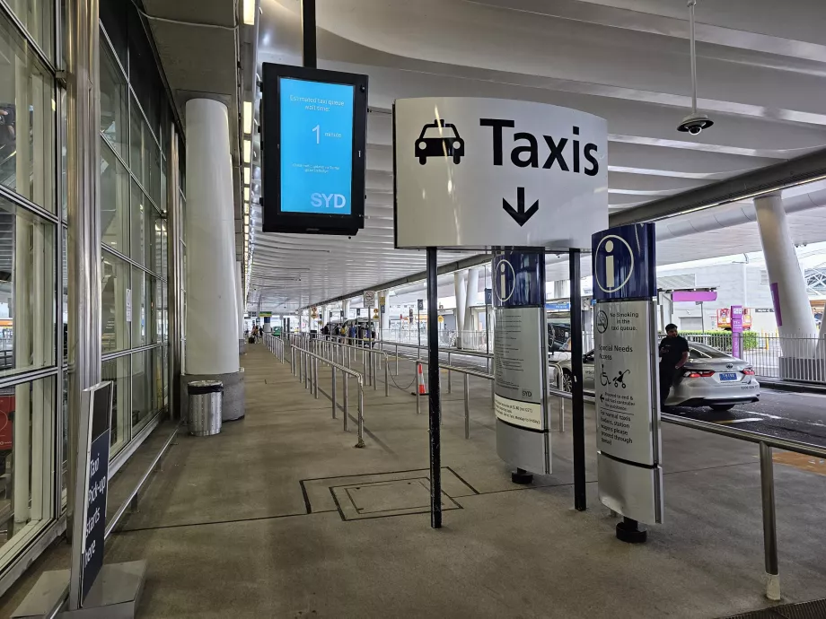 Paragem de táxis em frente ao Terminal 2