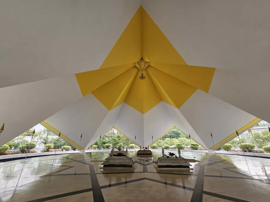 Mesquita Nacional, Túmulo de Makam Pahlawan