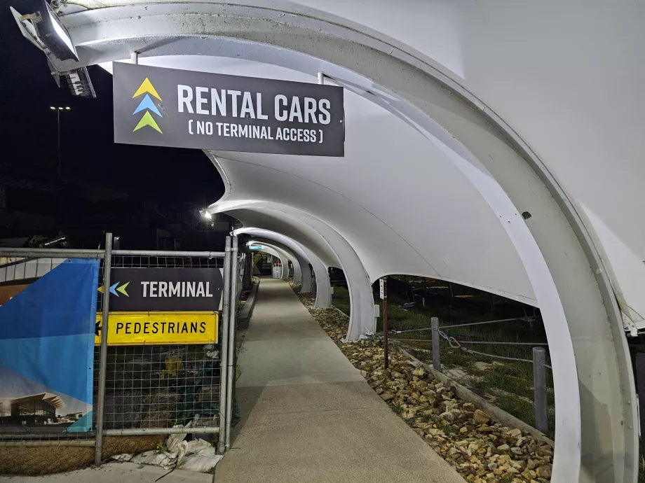 Passadiço de aluguer de automóveis no aeroporto de Newcastle