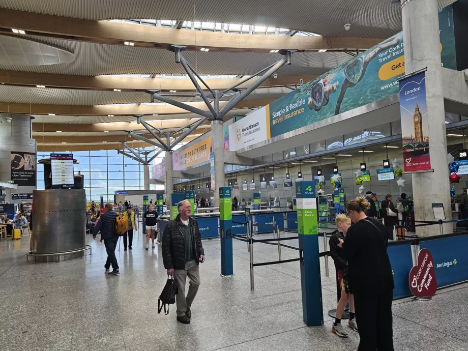 Balcões de check-in na sala de partidas