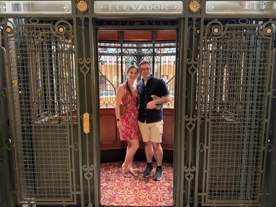 Nós no elevador histórico