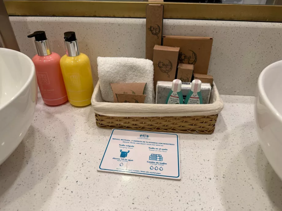 Kit de higiene pessoal na casa de banho