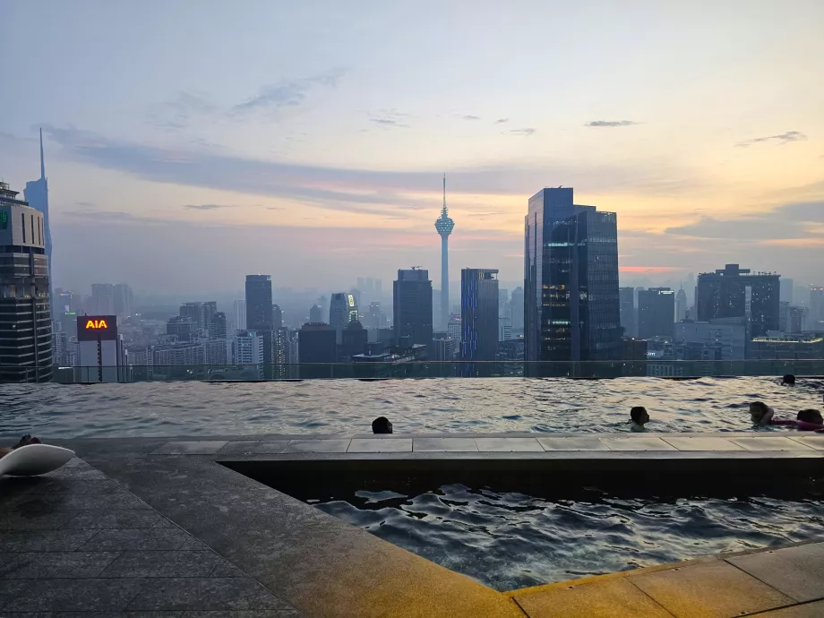 Piscina no terraço à noite