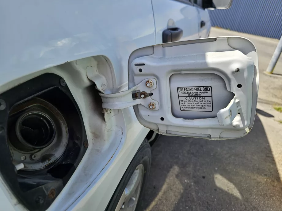 Informações sobre a gasolina no tampão do depósito