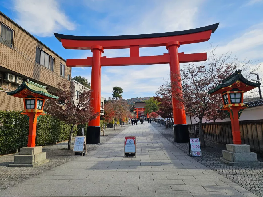 Zona de entrada pedonal a partir das estações de comboios