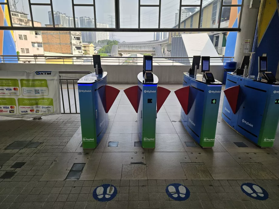 Torniquetes nas estações de comboios KTM