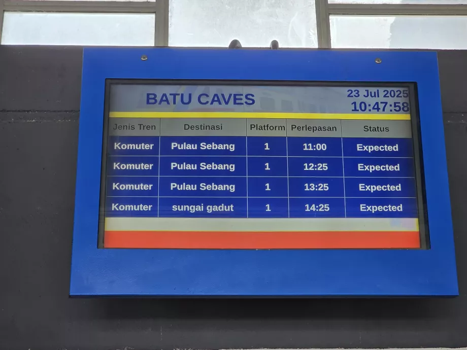 Painéis informativos na estação de Batu Caves