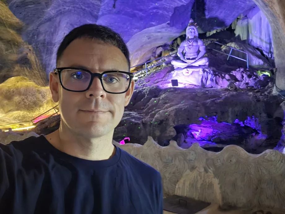 Eu na gruta do Ramayana