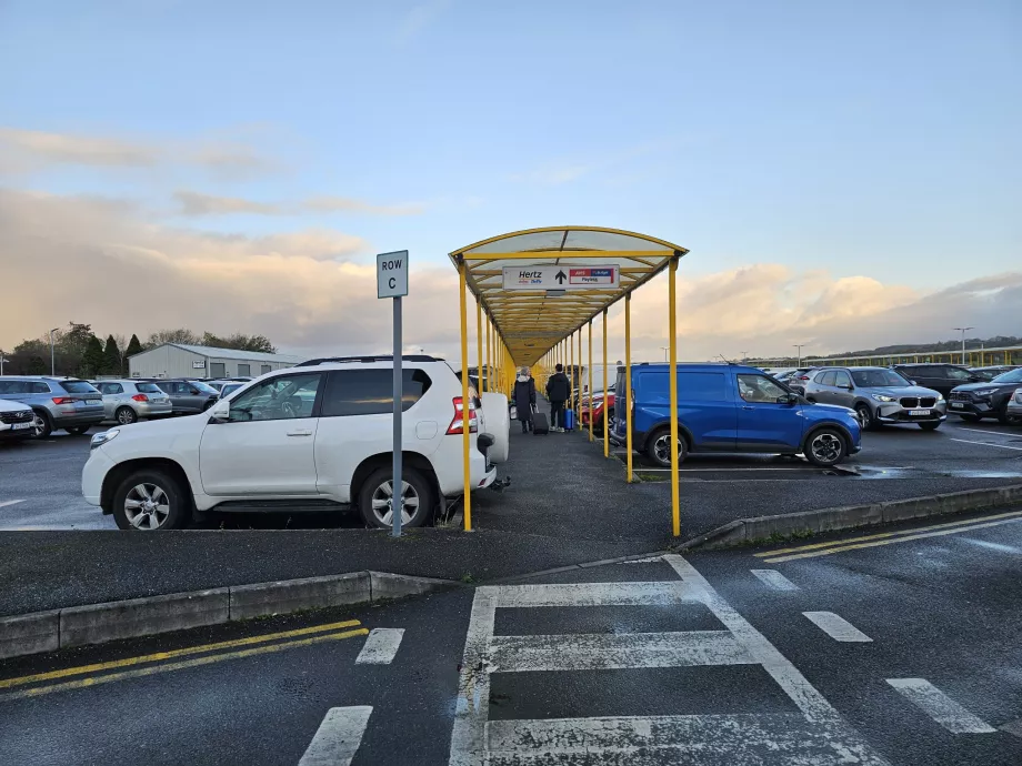 Percurso a pé até às empresas de aluguer de automóveis