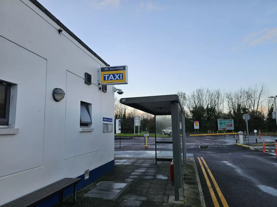 Ponto de táxi e paragem de autocarro